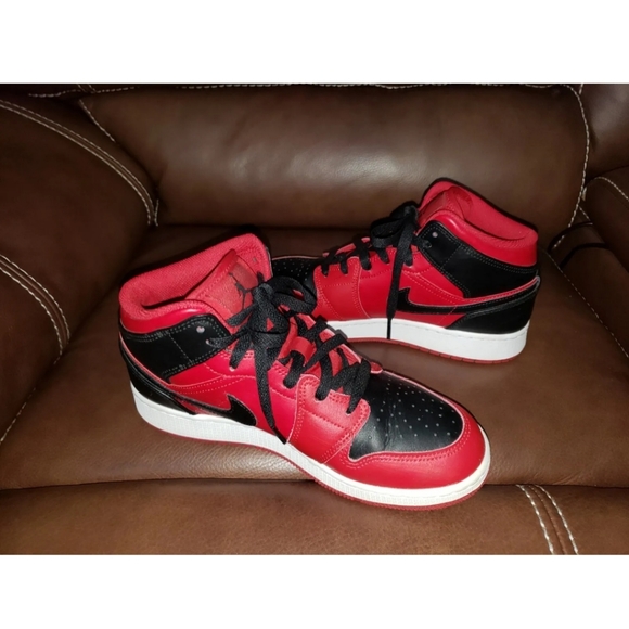 Nike Air Jordan 1 Mid Gym Red Banned Bred Shoes 554725-074 - Size 6Y - Picture 8 of 12